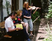 Eines der »Angebote« des Münchner Tauschkreises: drei Mitglieder der Bürgerinitiative spielen auf.	 Foto: Privat