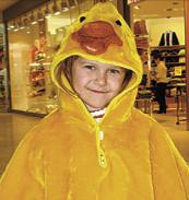 Auch für Kinder gibt es dieses Jahr bei C&A viele niedliche Kostüme aus Plüsch, wie hier dieses knallige Entencape.