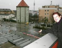 Noch ist alles grau in grau, doch vor ihrem geistigen Auge sieht Antonie Thomsen schon den neu gestalteten Curt-Mezger-Platz, wenn sie vom Balkon des Kulturhauses Milbershofen herab schaut. Foto: em