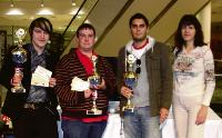 Michael Hrubyj, Thomas Motog, Hamed Malek und Alexandra Schwarz (v.li.) sind die Gewinner des Poker-Turniers, an dem 122 Spieler unter den Augen zahlreicher Zuschauer teilnahmen.