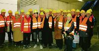 Mit Helm und Warnweste marschierte die Gruppe durch den Tunnel am Mittleren Ring Ost. Markus Heinol vom Baureferat erklärte die Arbeiten am Tunnel, der im zweiten Quartal 2009 fertig sein soll.Foto: ak
