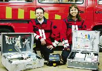Ab April sind sie als Ersthelfer unterwegs: Christian Potts und Martina Bandhauer mit dem Beatmungs- und Kreislaufkoffer sowie mit dem Defibrillator.	 Foto: ba