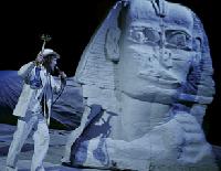 Maximilian Brückner zeigt sich in Peer Gynt im Sommeranzug im Duett mit einer Sphinx.	 Foto: Arno Declair