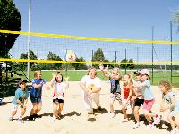 Bürgermeisterin Barbara Bogner weiht den neuen Volleyball-Platz zusammen mit den kleinen Sauerlachern ein. Foto: Gruber