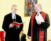 Dekan Mathis Steinbauer mit Pfarrer Dietrich Matthias Röhrs (v.li.) nach Übergabe der Ernennungsurkunde.  Foto: aha