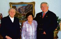 Feldkirchens Erster Bürgermeister Werner van der Weck (r.) gratulierte dem Ehepaar Metzing zu drei Jubiläen: Raimund Metzing (l.) feierte seinen 85. Geburtstag, seine Ehefrau Elisabeth (Mitte) wurde 80 Jahre und außerdem sind sie seit 60 Jahren glücklich