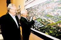 Günter Büschl erklärte OB Christian Ude die Pläne für den Agfa-Park, der an der Tegernseer Landstraße entsteht. Foto: Schunk