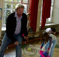 Er kann es nicht lassen  Boris Becker schnappte sich aus der mitgebrachten Fit-4-Future-Tonne sein altes »Arbeitsgerät« und testete mit den Kindern der Haldenberger Grundschule die Spielgeräte.	Foto: Privat