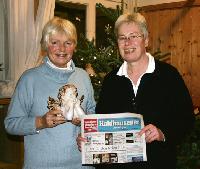 Haidhausens Weihnachtsengel 2008 Christine Ziegler (li.) freute sich zusammen mit der Leiterin des St. Josefsheims Elisabeth Lichtenauer sehr über die Auszeichnung des Haidhausener Anzeigers.Foto: ks
