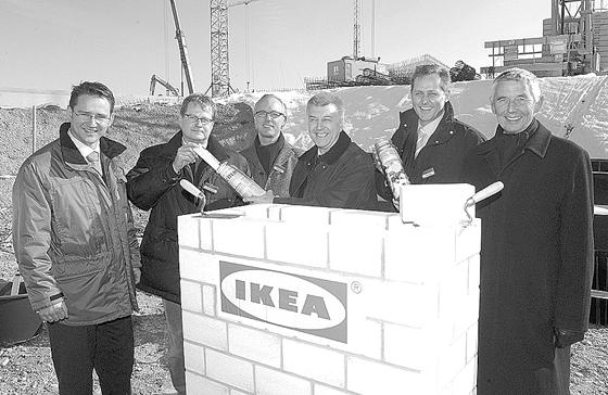 Grundsteinlegung für IKEA Brunnthal: Bürgermeister Stefan Kern, Klaus Zimmermann, Udo Knappstein, Eckhard Kalinowski, Edward Mohr und Hartmann Räther. Foto: Schunk