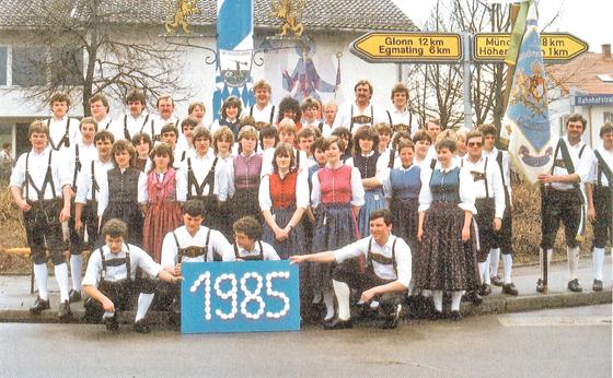 Die Burschenschaft Siegertsbrunn nach dem Maibaumaufstellen 1985. Schon damals wurde gerne fröhlich gefeiert.	Quelle: Ortschronik Siegertsbrunn