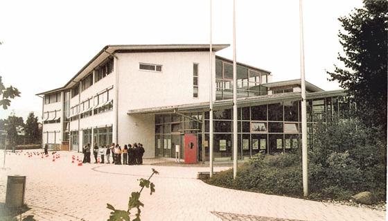 Die neue Grundschule wurde 1999 in Betrieb genommen. Die Kinder freuten sich über die schöne und moderne Schule, die der Raumnot ein Ende machte. Das  Foto stammt aus dem Jahr 2000.	Quelle: Ortschronik Höhenkirchen