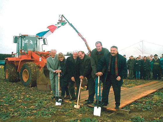 Der damalige Bürgermeister Josef Kellermeier half mit Landrat Heiner Janik im März 2000 beim ersten Spatenstich der Ortsumgehung. Foto: Schunk