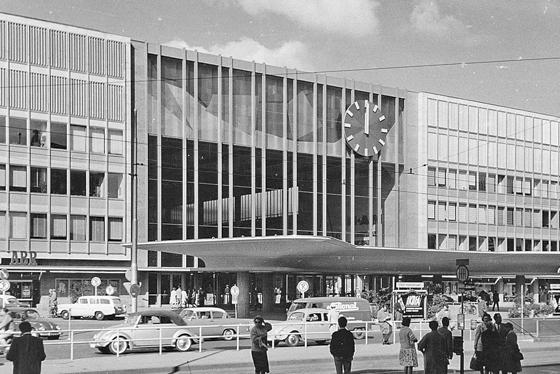 Blick auf die damals hochmoderne Hauptbahnhoffassade 1960. Foto: Deutsche Bahn AG