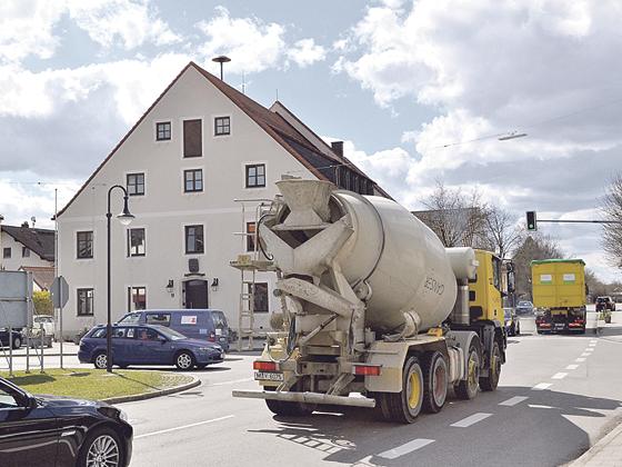 5.000 Fahrzeuge täglich: Hohenbrunn hat genug vom lärmenden Durchgangsverkehr. Eine Umgehungsstraße soll her.	Foto:esm