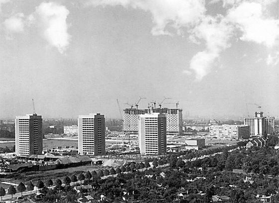 Der Arabellapark von Osten im Jahr 1968. Als die Aufnahme entstand, war ­Arabellahaus ist noch in Bau. Foto: Volk Verlag, München