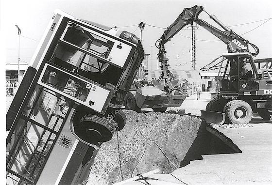 Am 28. September 1994 stürzt ein Bus am Truderinger Bahnhof in ein Erdloch. Dabei kommen vier Menschen ums Leben.  Foto: AK Stadtteilgeschichte