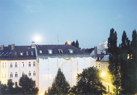Ein Anblick, den man nicht alle Tage hat: Zwei »Monde« am Münchner Nachthimmel. Foto: Privat