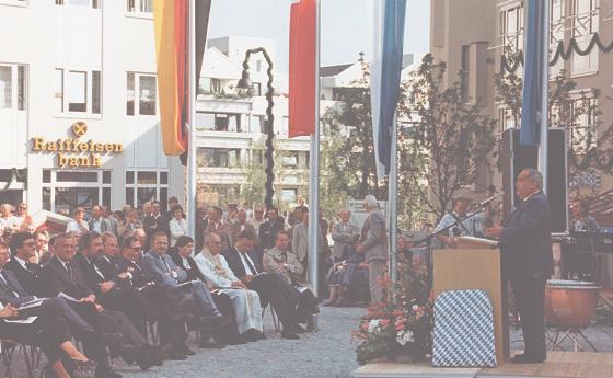Die 1.200-Jahr-Feier wurde ein großes Fest und fand 1985 auf dem neuen Rathausplatz in Unterschleißheim statt.	Foto: Heimatmuseum Unterschleißheim