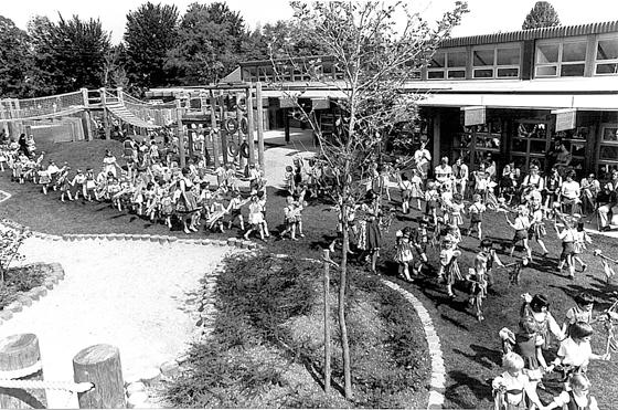 Die erste gemeindliche Kita Max & Moritz wird 1974 feierlich eingeweiht. Foto: Gemeindearchiv