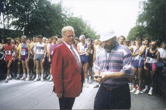 Der damalige Bürgermeister und TSV-Vorsitzender Walter Paetzmann beim Start des Marathonlaufes: »Wenn des Glump net kracht, Fritz, muaßt hoit päng schrein«. Foto: Heimat-Archiv