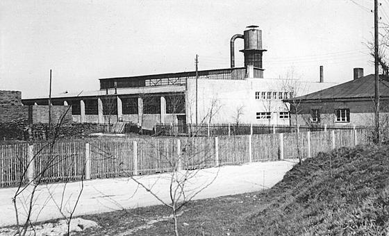 Ein Foto aus den 50er Jahren. Rechts das Wohnhaus, an dem sich bis heute nichts geändert hat. Im Hintergrund des Sägespäneturm der ehemaligen Fassfabrik. Auf dem freien Gelände links ist heute eine Kfz-Werkstatt. Foto: privat