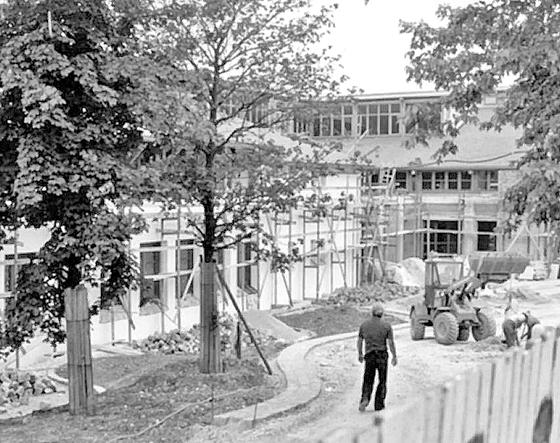 In den 80er-Jahren wurde mit dem Bau des Oberhachinger Gymnasiums und der Hauptschule am Kyberg begonnen. Foto: Gemeindearchiv