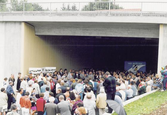 1994 wurde die M11 eingeweiht, vorher wälzte sich der gesamte Verkehr durch Oberhaching. Foto: Gemeindearchiv