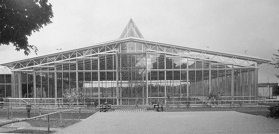 Die 1990 erbaute Mehrzweckhalle wurde begeistert angenommen. Foto: Gemeinde Sauerlach