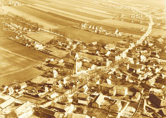 Perlach 1958  heute umschlossen von einer Millionen­metropole. 	Foto: Luftbildverlag Hans Bertram