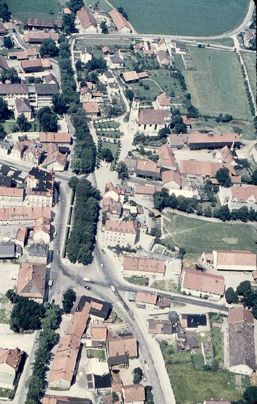 Perlach ist ein grüner Stadtteil, aber um 1960 hatte der Straßenverkehr das ehemalige Dorfzentrum erobert. Foto: Festring Perlach