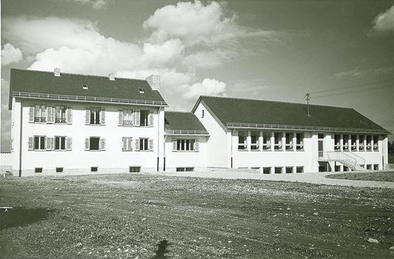 Der Schulkomplex an der Brunnenstraße: 1954 entstand ein Neubau mit zwei Schulräumen als Ersatz für die Waldschule im Thorakgebäude.