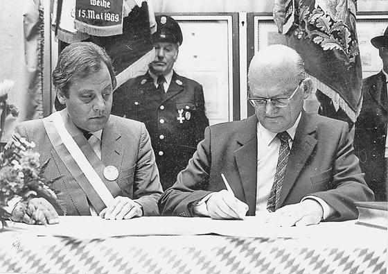 Bürgermeister Roland Povinelli (li.) und Martin Berger unterzeichnen die Partnerschaftsurkunde zwischen Allauch und Vaterstetten. Fotos: Gemeinde