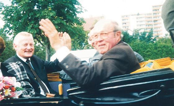Hoher Besuch in Perlach: Der damalige bayerische Ministerpräsident Max Streibl (li.) grüßte beim großen Festzug vom Wagen aus. Foto: Festring
