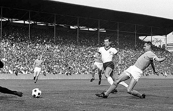 Derby-Partien zwischen dem TSV 1860 und dem FC Bayern. Hier eine Szene aus 1965: Franz Beckenbauer kann Timo Konietzkas 1:0 vor prall gefüllten Rängen nicht verhindern. Foto: TSV 1860 München