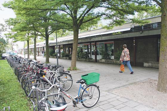 Das alte Ladenzentrum an der Ecke Dülfer-/Blodigstraße hat ausgedient: Hier entsteht ein neues Zentrum mit zusätzlichem Kulturbau.  Foto: ws