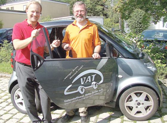 Klaus Breindl, Gründer des örtlichen Carsharing-Vereins begrüßt Bürgermeister Robert Niedergesäß als Vertreter der Gemeinde als neues Mitglied.  	Foto: Ka