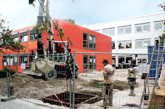 An der Bernaysschule wird angebaut  derzeit allerdings nur in Form einer Containerlösung (orange Gebäudeteile).	Foto: ws