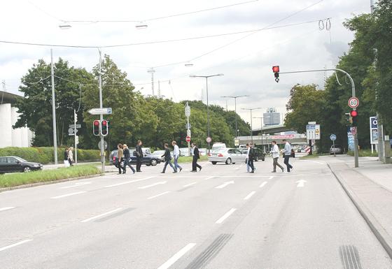Seit etwa zehn Jahren ist der Mittelstreifen im Georg-Brauchle-Ring geöffnet und damit das Linksabbiegen in und von der Riesstraße möglich. 	Foto: ws