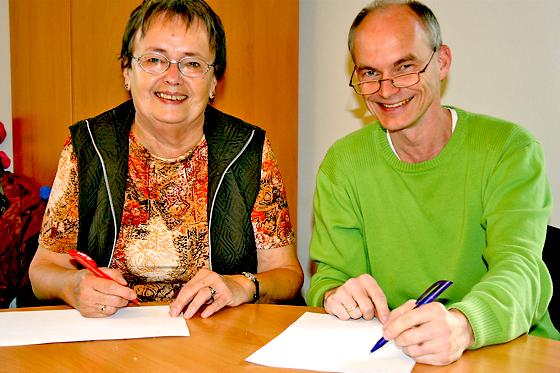 Gisela Werner und Klaus Pönisch sind die ehrenamtliche Koordinatoren des kostenlosen Hilfsdienstes »Nachbarn in Moosach«. 	Foto: ws