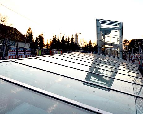 Für Helligkeit und Transparenz sorgt die gläserne Architektur an den neuen U-Bahnhöfen. 	Foto: Baureferat