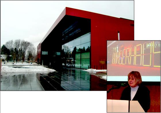 Ein Bürgerhaus wie das 30-Millionen-Euro-Projekt in Unterföhring  davon träumt BA-Vorsitzende Angelika Pilz-Strasser, rechts bei der letzten Bürgerversammlung.	Fotos: ikb
