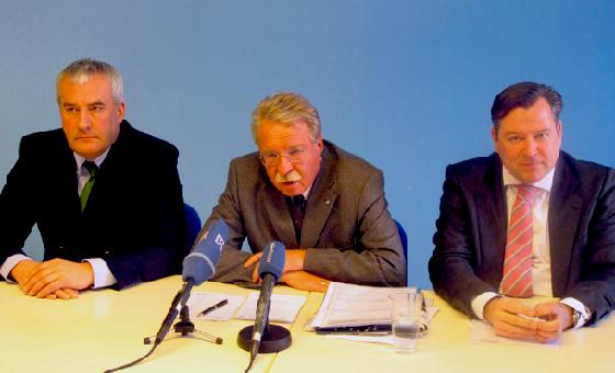 Ich habe mir die Entscheidung nicht leicht gemacht, so Dr. Otmar Bernhard (Mitte, links Dr. Ludwig Spaenle,  rechts Josef Schmid) bei der Pressekonferenz am Montag. Foto: Thomas Reiner