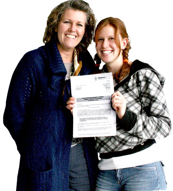 Barbara und Sarah Mathe (v.l.) zeigen stolz die Zusage für das Stipendium in den USA.	Foto: sl