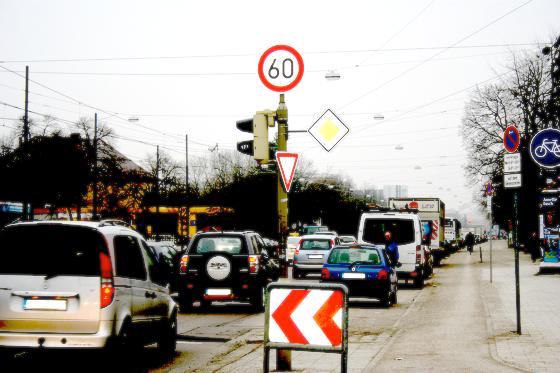 Mal gilt Tempo 50, mal ist aber auch 60 auf der Dachauer Straße erlaubt. 	Fotos: ws