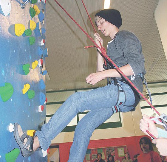 Andreas Siegel nahm die Erstbesteigung der 5,50 Meter hohen neuen Kletterwand in der städtischen Willy-Brandt-Gesamtschule am Harthof vor. Foto: ws