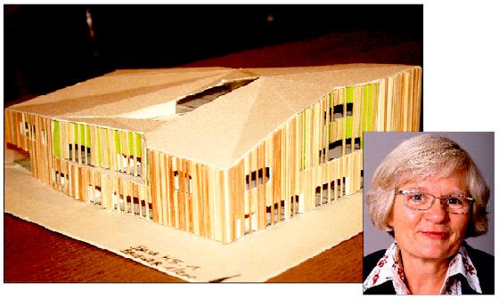 Stadtteilpolitiker wie Kathrin Koop (re.) sind begeistert vom Modell des geplanten Moosacher Gemeinschaftshauses.	Fotos: ws