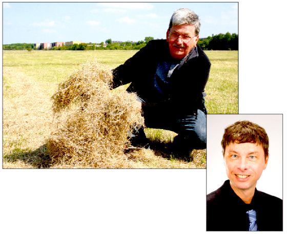 Anwohner Egon Franzmann zeigt das abgemähte Gras auf der Panzerwiese. Dr. Heinz Sedlmeier vom  Vogelschutzbund. 	 	Fotos: ws/Privat
