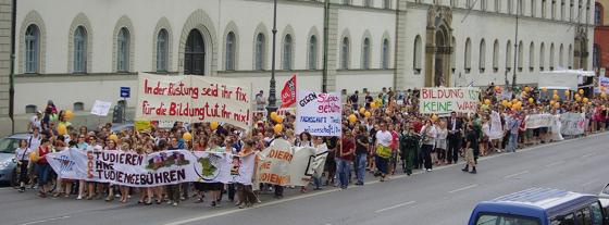 Rund 4.000 Studenten gingen am Donnerstag auf die Straße: Sie fordern die Abschaffung der Studiengebühren.	Foto: SOS