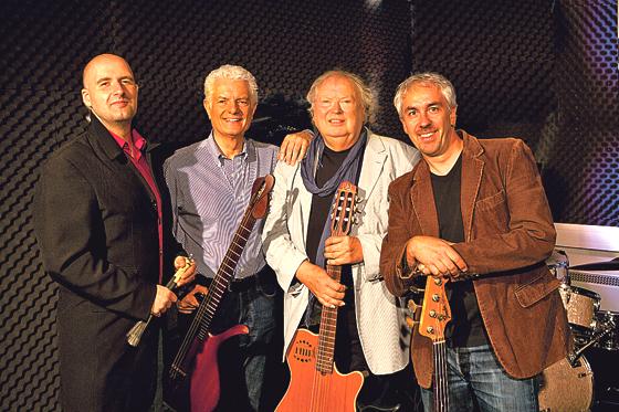 Guitarissimo XL mit Peter Horton und Sigi Schwab (2./3. v. li.): Gitarrenlegenden live erleben. 	Wasmeier Museum, VA